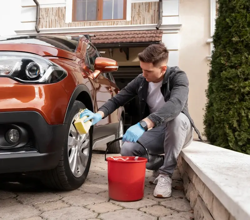 Lavage auto à domicile Espeyrac : professionnel intervenant sur un véhicule